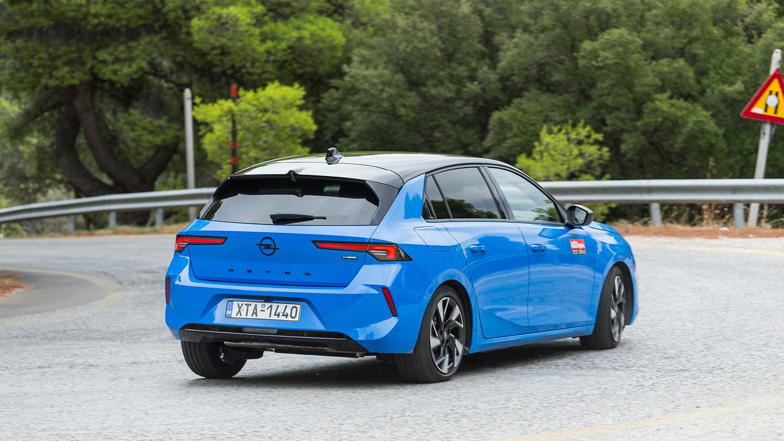 Ο τετρακύλινδρος 1.6 turbo συνεργάζεται με έναν ηλεκτροκινητήρα στέλνοντας συνδυαστικά 195 PS και 360 Nm στους εμπρός τροχούς.